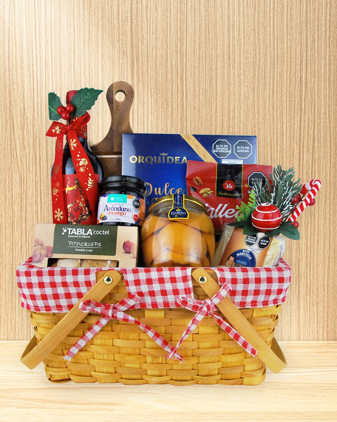 Regalo navideño en cesta de mimbre