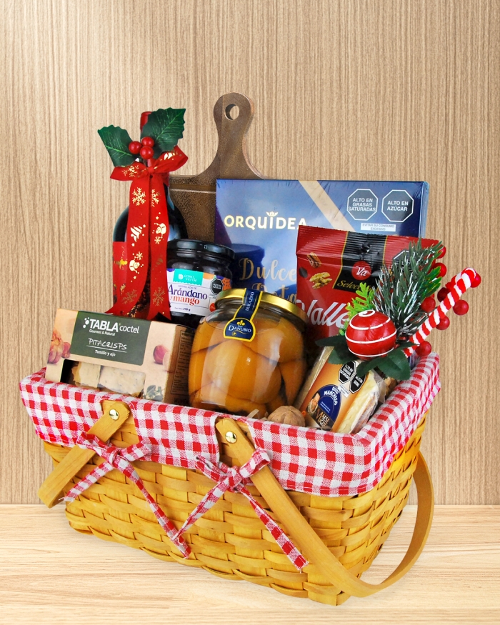 Regalo navideño en cesta de mimbre